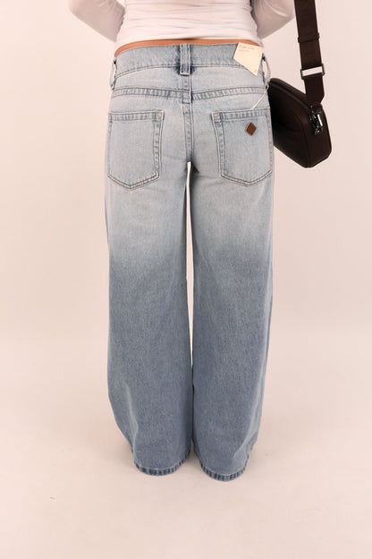 A 00 Super Low & Wide Jean Kaia Worn